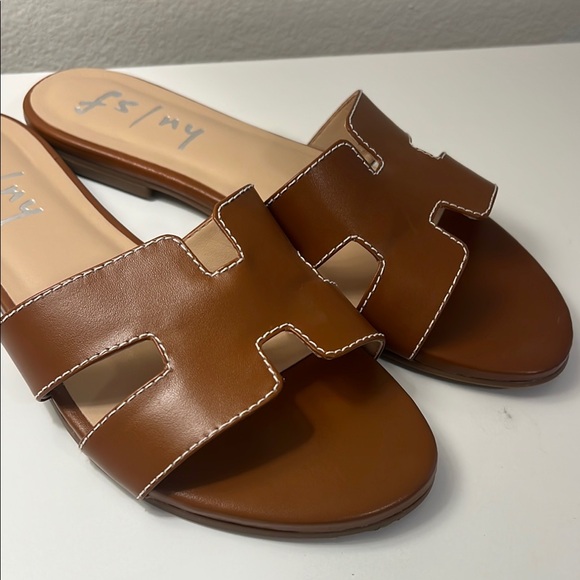 Tuckernuck Tan Slide Sandals - Picture 3 of 3